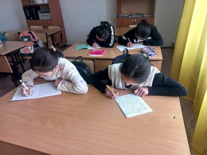 Қыздардың жалаң аяқтарын жалап тұрған суреттері