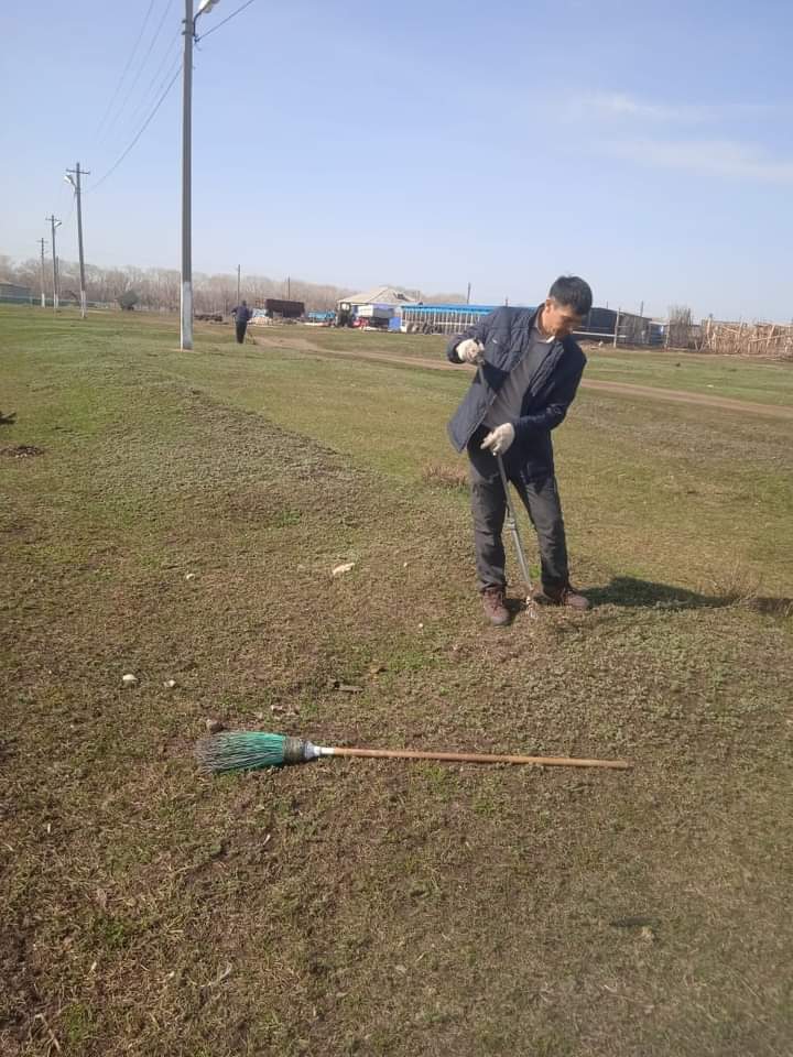 Уборка школьной площадки &quot;Таза Казакстан&quot;.